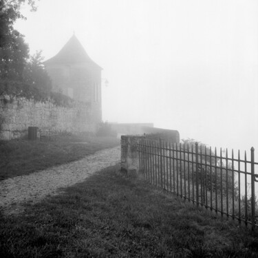 Domme dans le brouillard